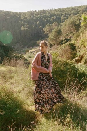 alpaca cardigan dusty pink la galeria elefante ibiza emile durrer gasse photography 109 scaled 2