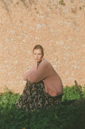 alpaca cardigan dusty pink side la galeria elefante ibiza emile durrer gasse photography 102 scaled 2